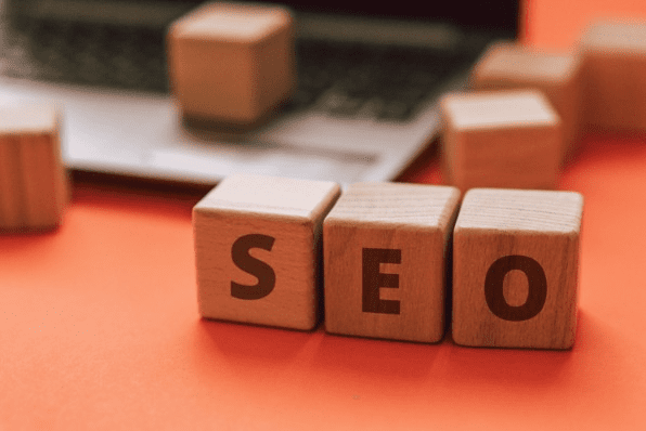 Three wooden blocks saying “SEO”.